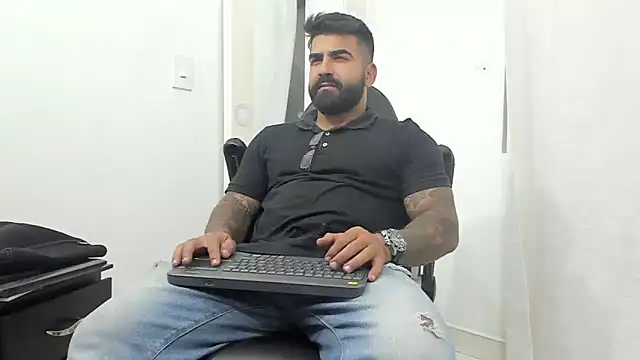 Snapshot of Lyon_vach chatting on March 16, 2:10 am Lyon vach online show from March 16, 2:10 am
