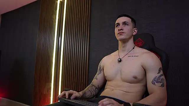 JacksonOlsenn online show from February 10, 8:57 pm