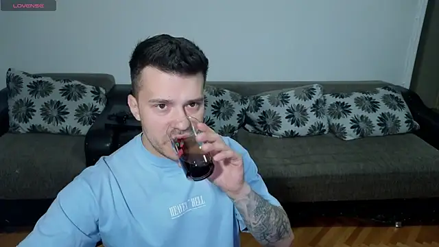 JohnnyStepBro online show from April 18, 6:20 pm