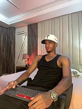 AaronCruz  online show from February 7, 3:35 am