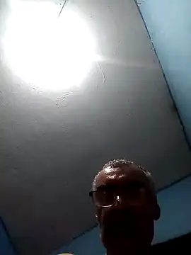 hugosafado333 online show from January 17, 5:11 am