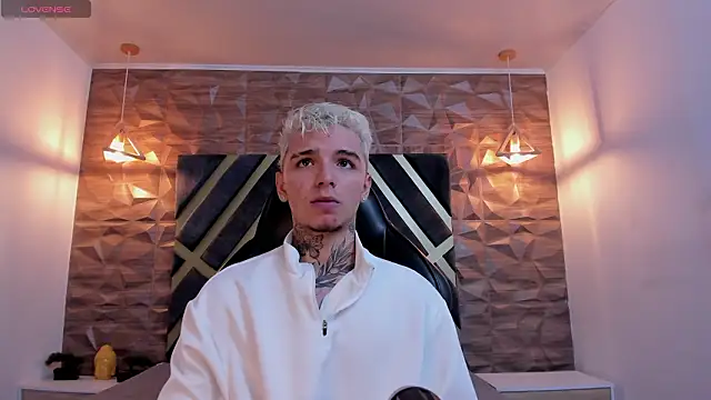 Ian Castillo  online show from February 5, 11:28 am