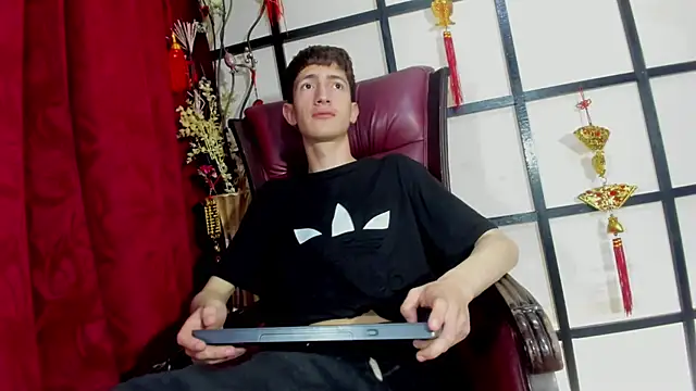 Erik Osorio online show from December 9, 4:51 pm