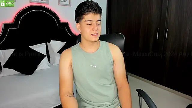Snapshot of MaxxiCruz chatting on December 16, 7:43 pm MaxxiCruz online show from December 16, 7:43 pm