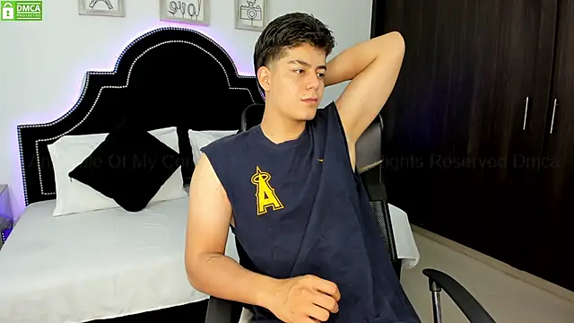 Snapshot of MaxxiCruz chatting on December 12, 7:15 pm MaxxiCruz online show from December 12, 7:15 pm