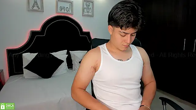 Snapshot of MaxxiCruz chatting on December 4, 9:35 pm MaxxiCruz online show from December 4, 9:35 pm