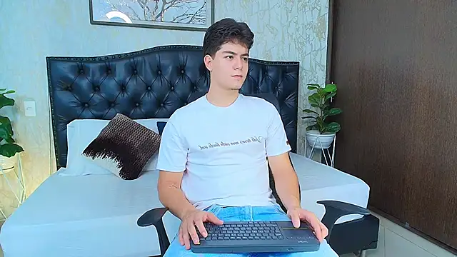 Snapshot of MaxxiCruz chatting on October 4, 3:55 am MaxxiCruz online show from October 4, 3:55 am