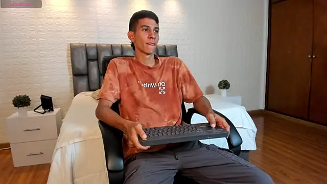 Aaron Scoot online show from April 13, 8:53 pm