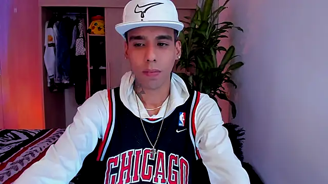 aldrinwhite online show from December 19, 8:39 pm