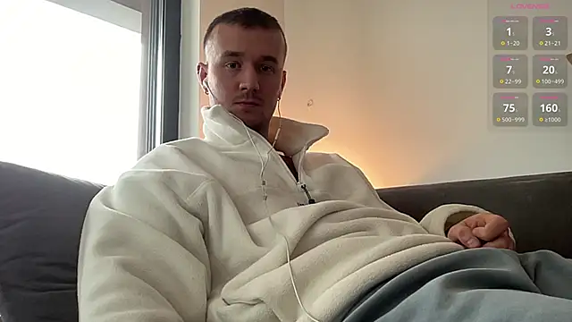 Snapshot of cute_mark chatting on February 15, 8:44 am cute mark online show from February 15, 8:44 am