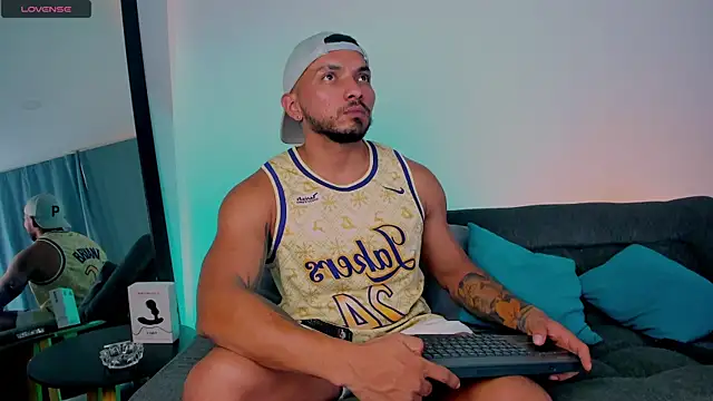 Snapshot of maximusclark1 chatting on March 2, 6:46 pm maximusclark1 online show from March 2, 6:46 pm