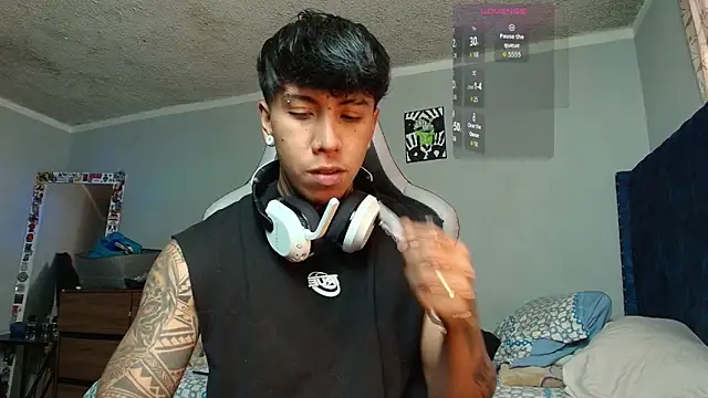 Nickhot0609 online show from October 13, 5:30 pm