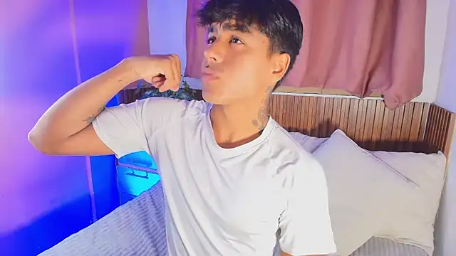 kiing azahell online show from April 18, 11:15 pm