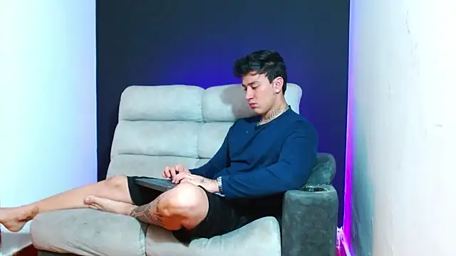 JUSTIN FULLER1 online show from February 3, 8:36 pm