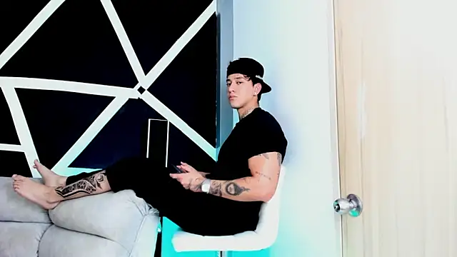 JUSTIN FULLER1 online show from October 18, 7:19 pm