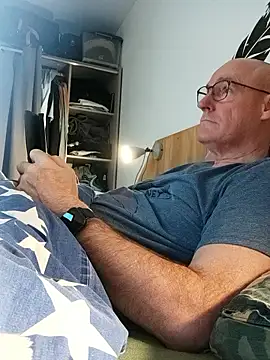 bogland33 online show from January 18, 7:05 pm