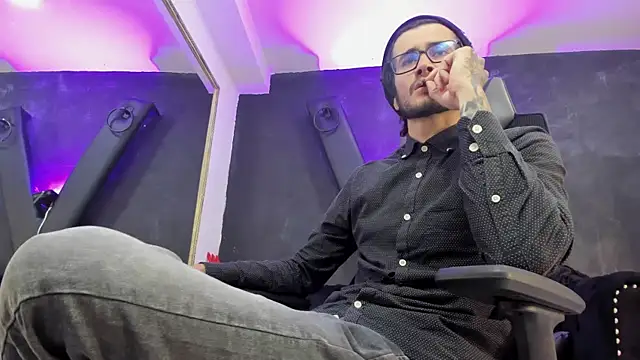 Loggan donnelly online show from October 8, 9:08 pm