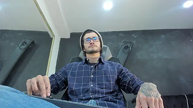 Loggan donnelly online show from October 4, 8:35 pm