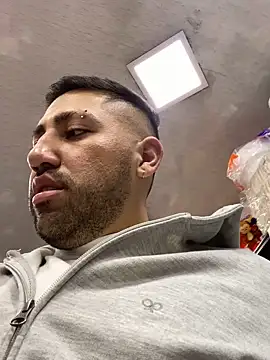 JuanZapata33 online show from December 13, 11:55 pm