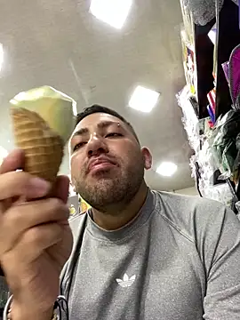 JuanZapata33 online show from October 19, 9:40 pm