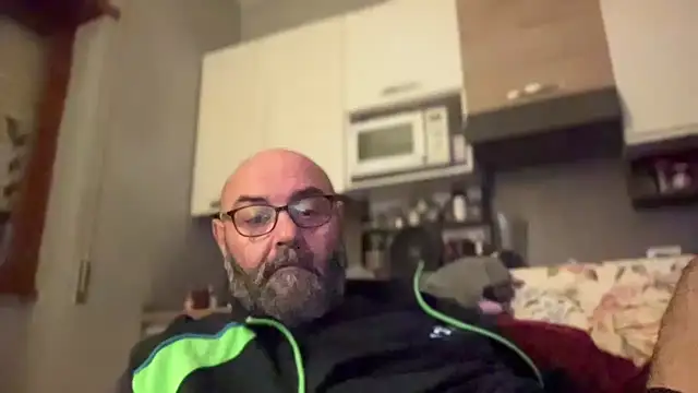 Snapshot of MM7026 chatting on April 3, 8:49 pm MM7026 online show from April 3, 8:49 pm