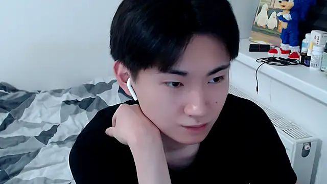 Miram Yu online show from May 1, 9:28 pm