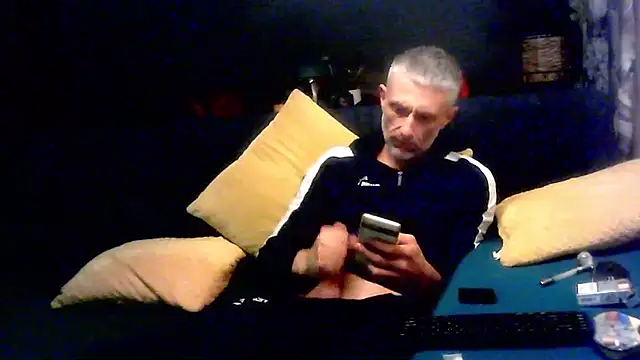 Snapshot of unclestefansdick chatting on October 1, 12:25 am unclestefansdick online show from October 1, 12:25 am