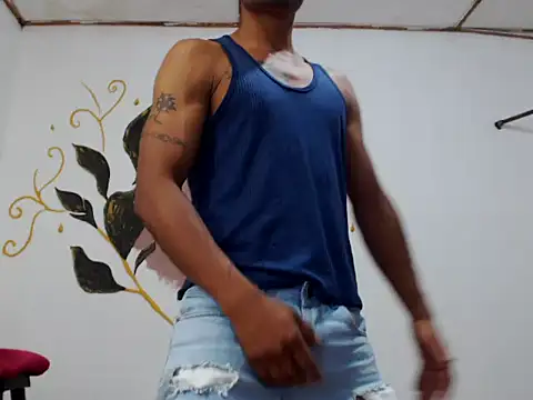 Snapshot of fernandez_latinblackk chatting on February 14, 1:23 am fernandez latinblackk online show from February 14, 1:23 am