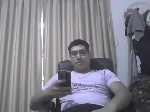 Snapshot of estudiante69 chatting on October 13, 11:00 pm estudiante69 online show from October 13, 11:00 pm
