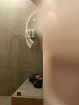 EE9EE9 online show from January 8, 12:32 pm