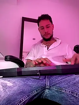 Junihn0 online show from October 5, 9:30 pm