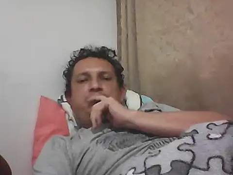 Snapshot of Bombi22 chatting on October 10, 4:06 am Bombi22 online show from October 10, 4:06 am