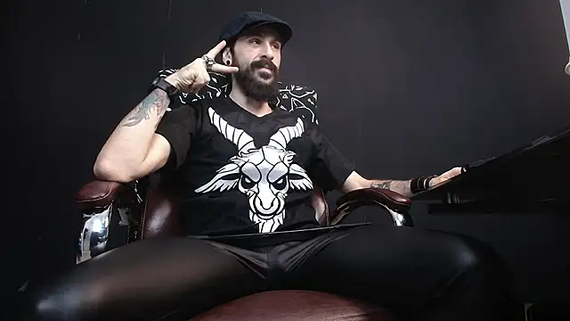 Snapshot of AxelColton chatting on February 16, 6:10 am AxelColton online show from February 16, 6:10 am