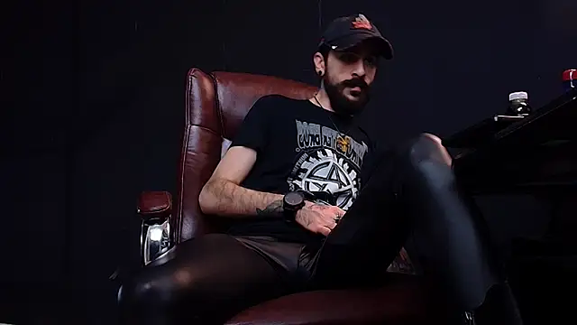 Snapshot of AxelColton chatting on January 20, 6:31 am AxelColton online show from January 20, 6:31 am