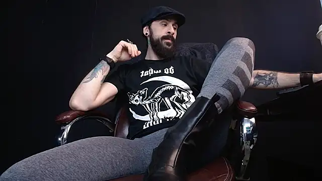 Snapshot of AxelColton chatting on February 25, 6:03 am AxelColton online show from February 25, 6:03 am