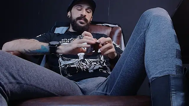 Snapshot of AxelColton chatting on February 2, 5:53 am AxelColton online show from February 2, 5:53 am