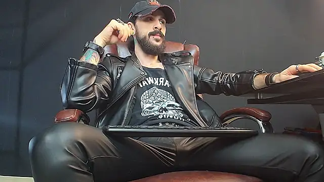 Snapshot of AxelColton chatting on January 23, 3:37 am AxelColton online show from January 23, 3:37 am