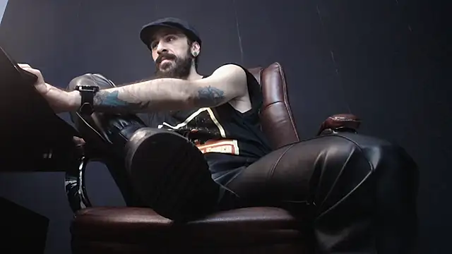 Snapshot of AxelColton chatting on March 3, 5:29 am AxelColton online show from March 3, 5:29 am