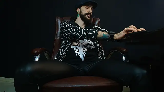 Snapshot of AxelColton chatting on January 24, 8:02 am AxelColton online show from January 24, 8:02 am