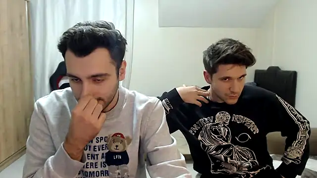 handsomeee04 online show from October 14, 9:11 pm