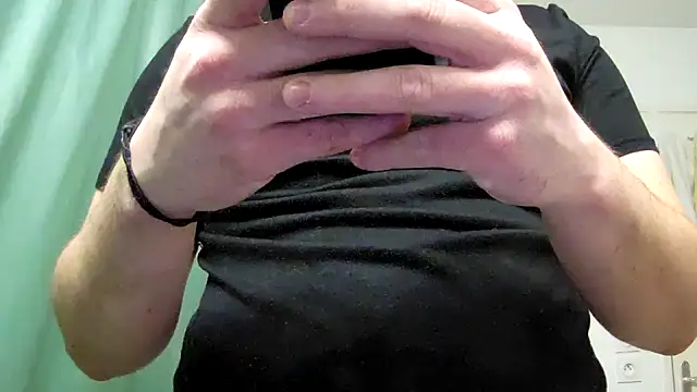 Snapshot of Maxoux02 chatting on February 18, 5:22 pm Maxoux02 online show from February 18, 5:22 pm