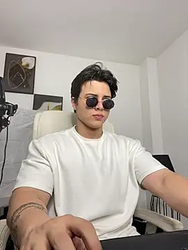 Snapshot of Thom_Ohtani chatting on March 13, 2:27 am Thom Ohtani online show from March 13, 2:27 am