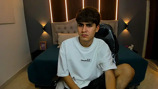 Tommy18   online show from November 27, 3:32 am