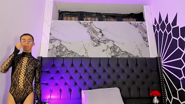 EthaanCox online show from April 5, 9:22 pm