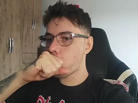 Snapshot of Dyllan__ chatting on October 10, 1:49 pm Dyllan online show from October 10, 1:49 pm
