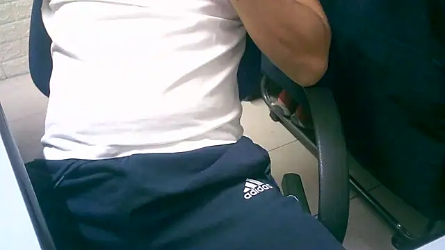 Snapshot of Greeneyes0820 chatting on September 30, 8:40 am Greeneyes0820 online show from September 30, 8:40 am