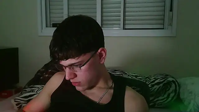 Snapshot of vitorsafado19 chatting on September 15, 1:30 am vitorsafado19 online show from September 15, 1:30 am