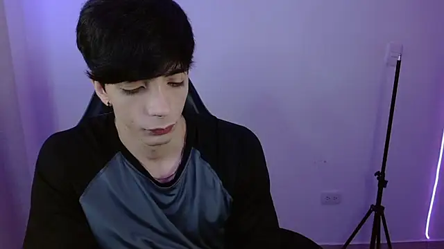 H3ll B0I online show from February 14, 12:05 am