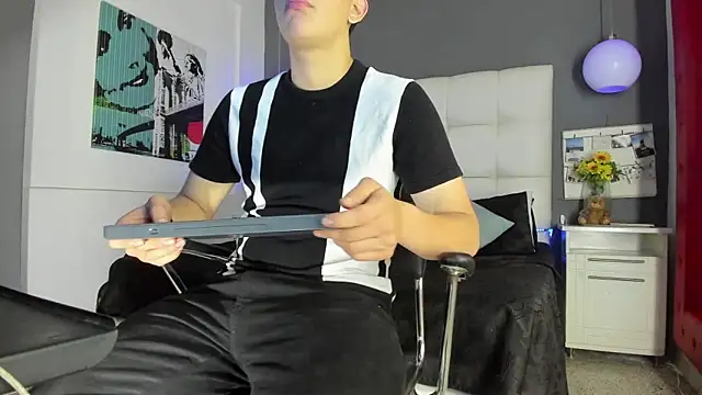 Snapshot of Thomas_May4rs chatting on March 8, 3:59 am Thomas May4rs online show from March 8, 3:59 am