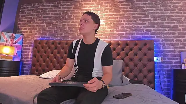 Snapshot of Thomas_May4rs chatting on February 14, 4:04 am Thomas May4rs online show from February 14, 4:04 am